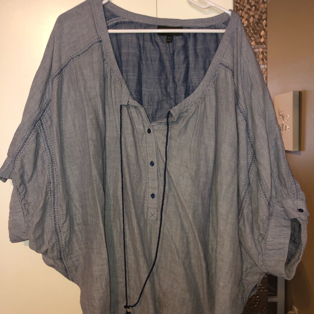Blousy demiesque shirt with drawstrings.